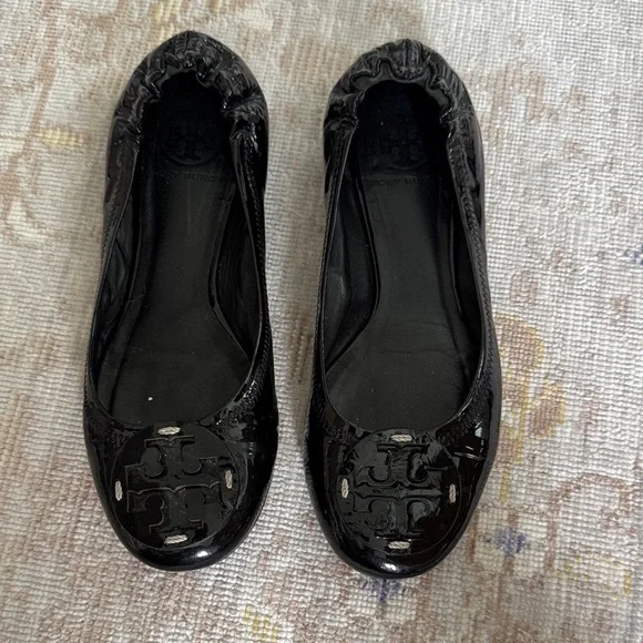 Tory Burch Black Patent Leather Classic Logo Flats Size 6.5 - Picture 2 of 7